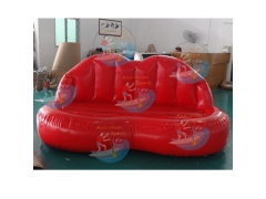 sofá inflable con forma de labios rojos
