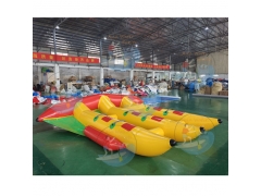 Juegos deportivos en barco acuático inflable con mosca