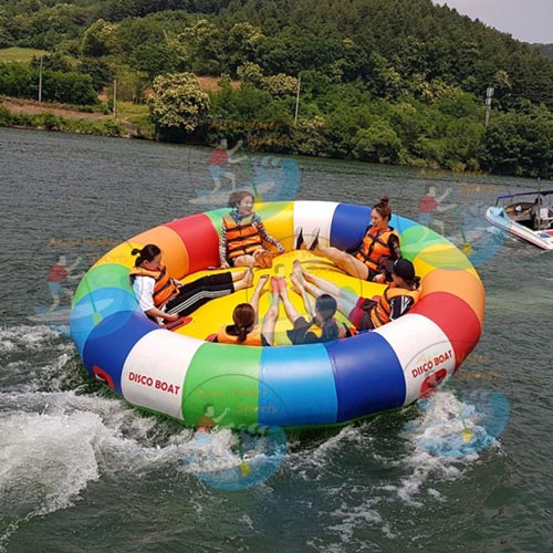 ¿Qué es un barco discoteca inflable remolcable?