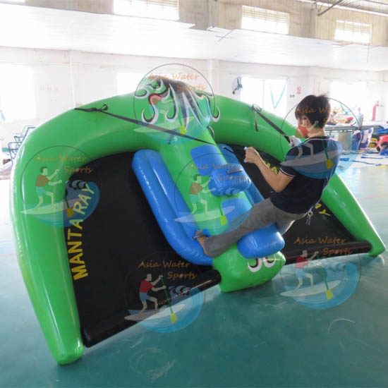 Intentando volar la moto acuática inflable Manta Ray